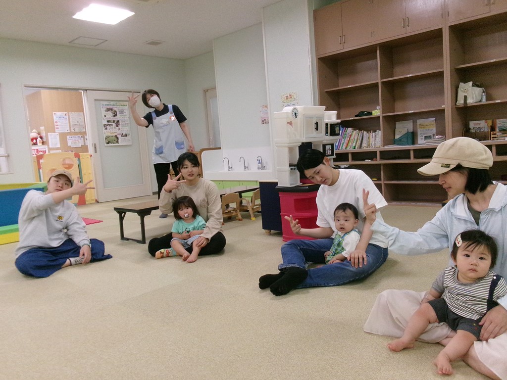 母が手話で虹を表現している親子の様子