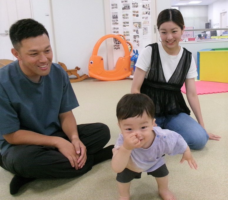 かっこいいポーズをする子どもを見守る父母の様子