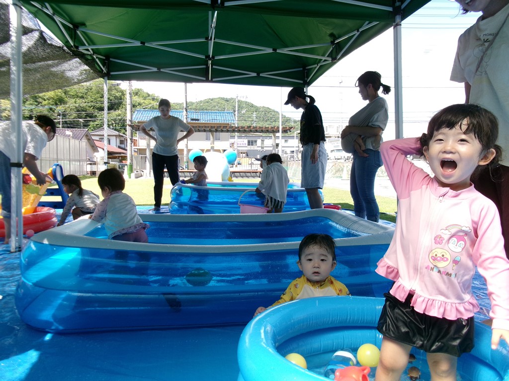 プールで遊ぶ子供と親子の様子
