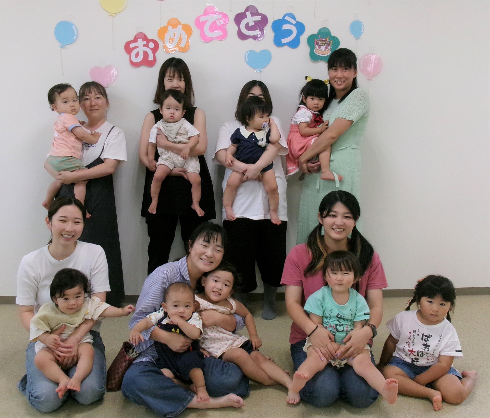 7月誕生日会に参加した親子の集合写真