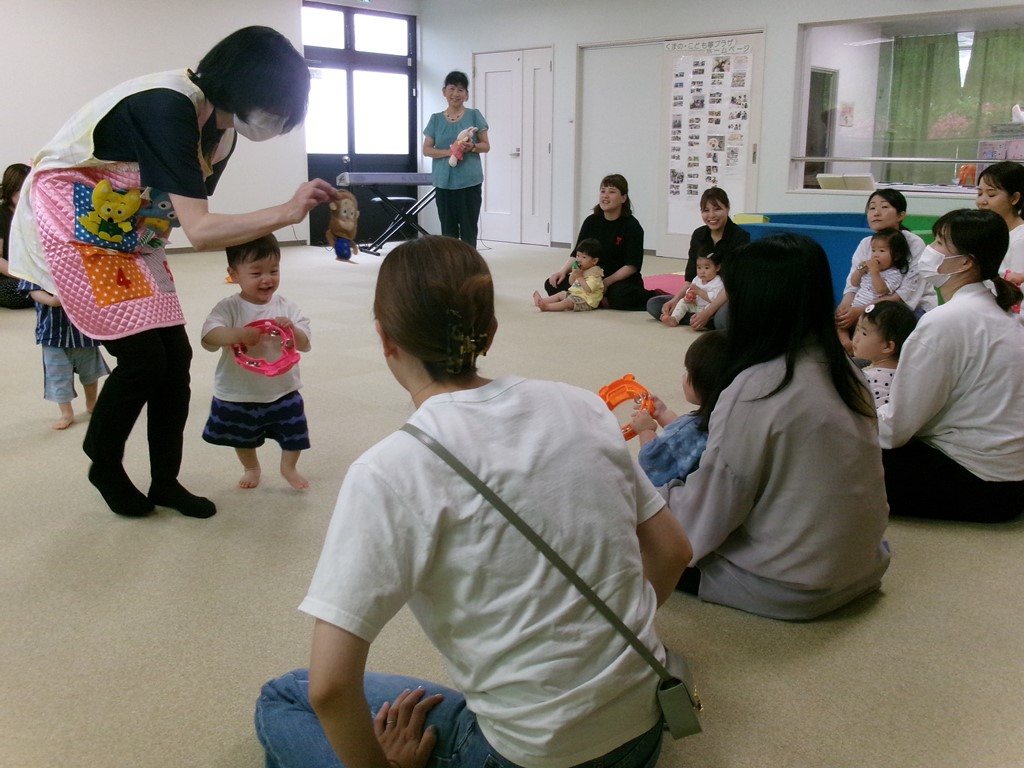 演奏する子どもを見る親子の様子