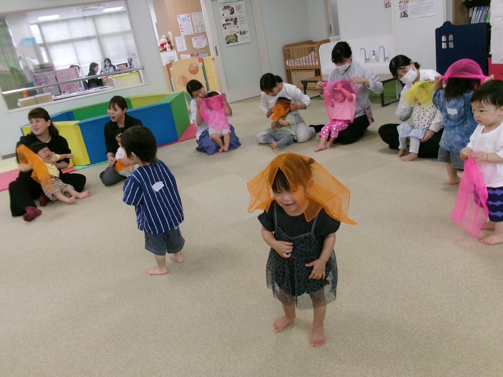 リトミックを楽しむ子どもの様子