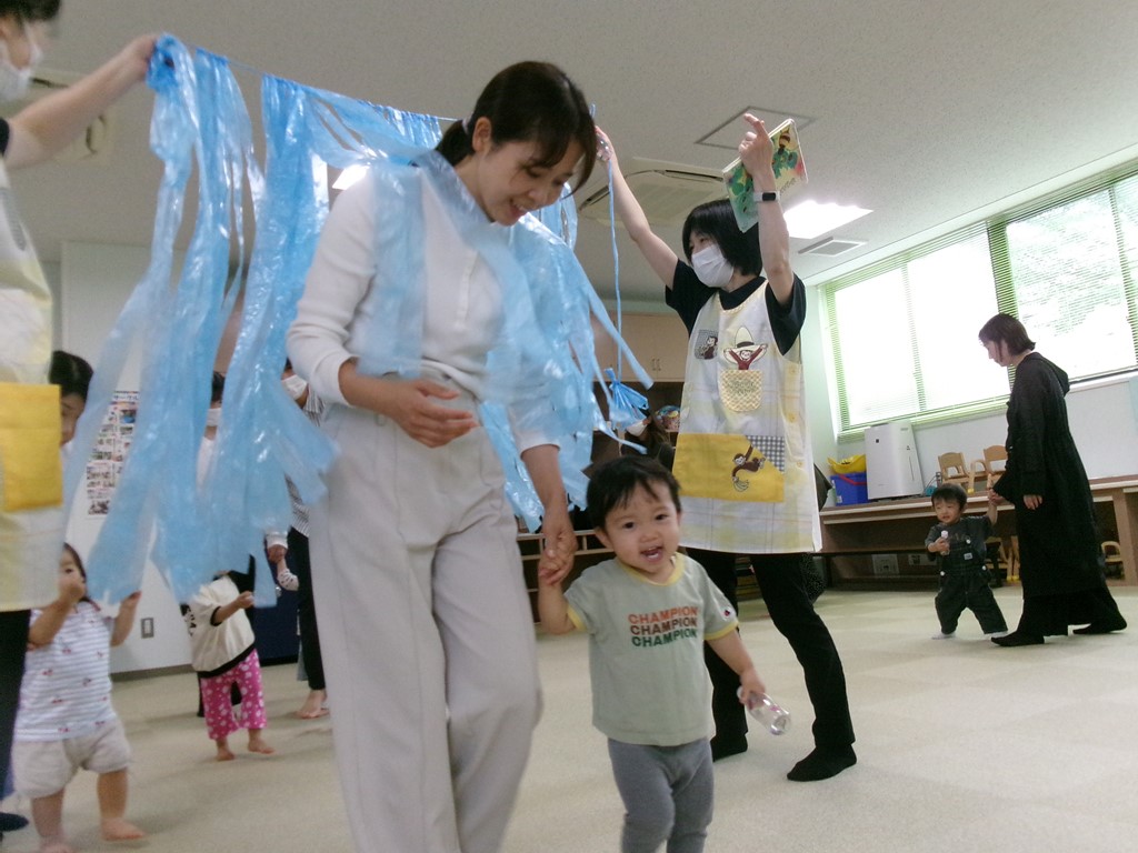 リトミックを楽しむ親子の写真