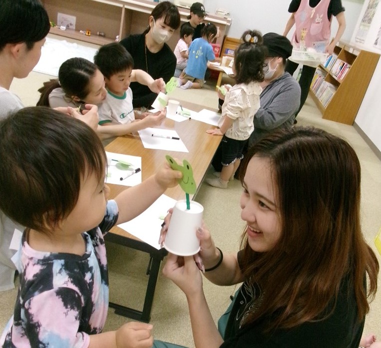 6月のうたとおはなしの広場で作った工作を見せる子どもの様子
