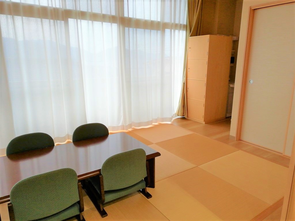 ラウンジの畳の部屋