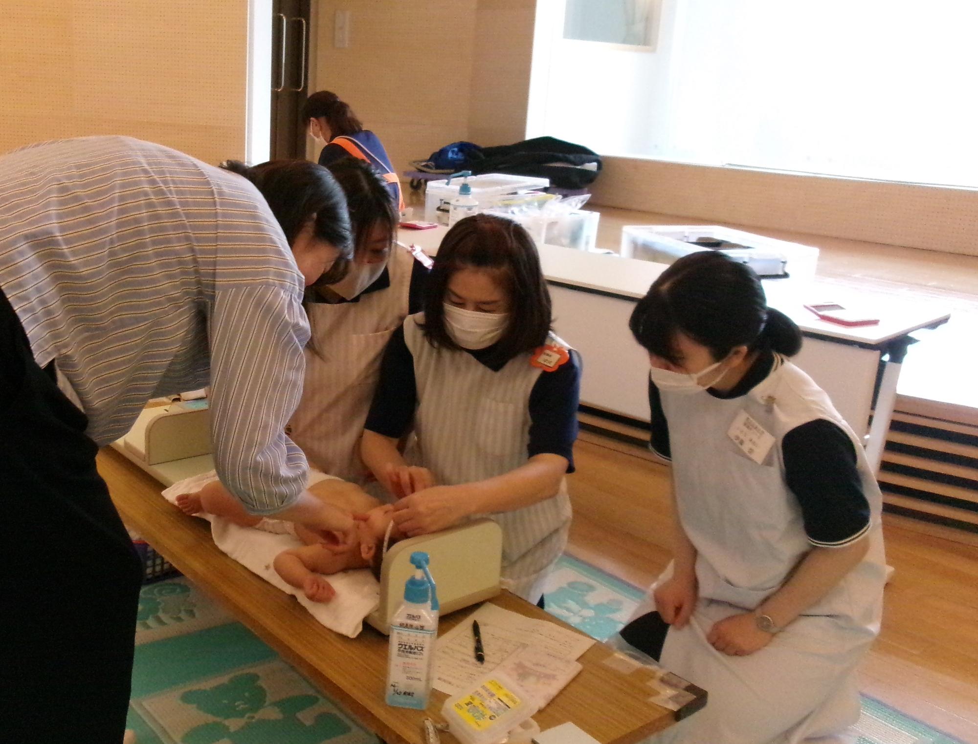 計測をする赤ちゃん