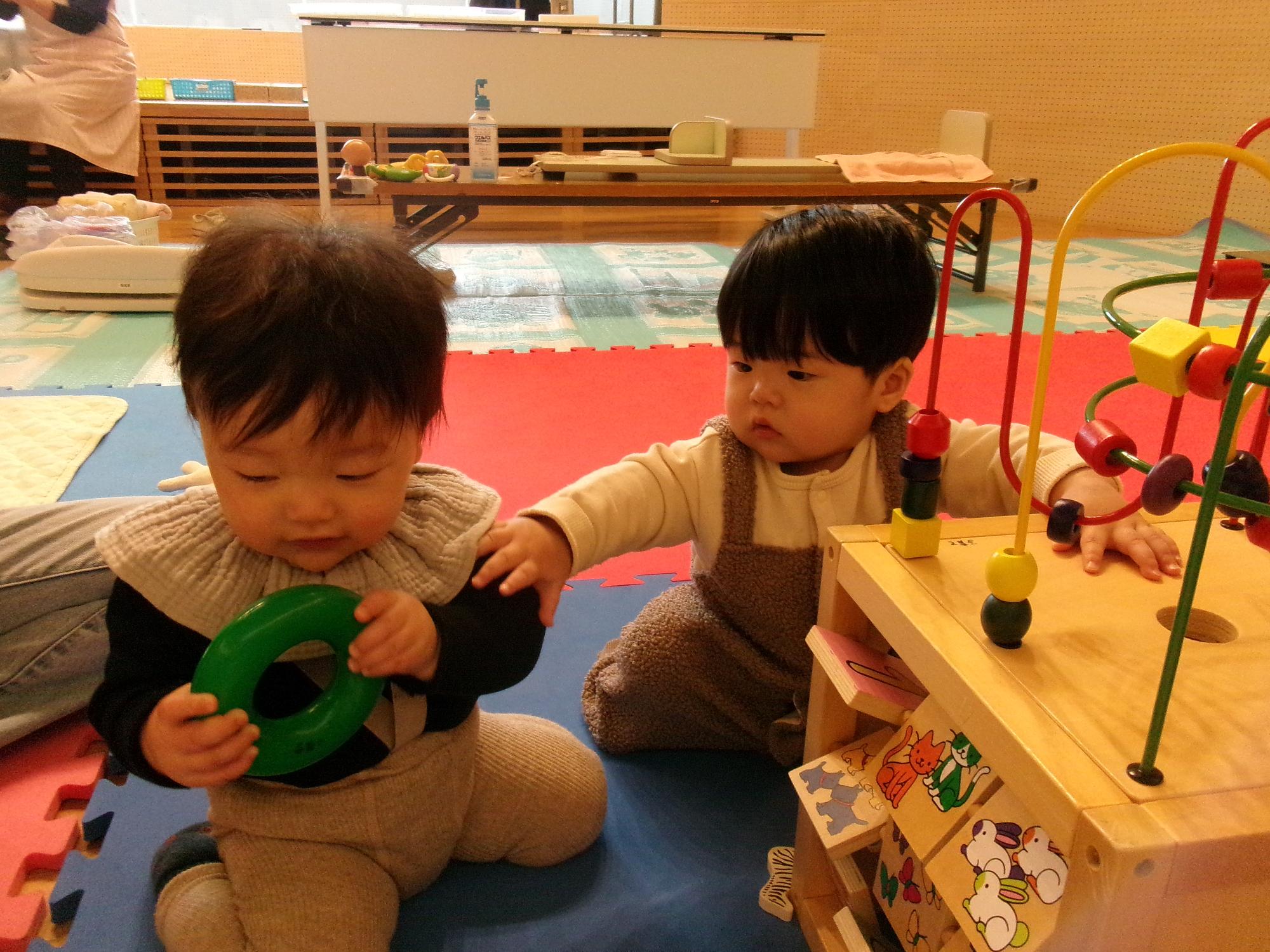 出張おひさまで遊ぶ子ども達