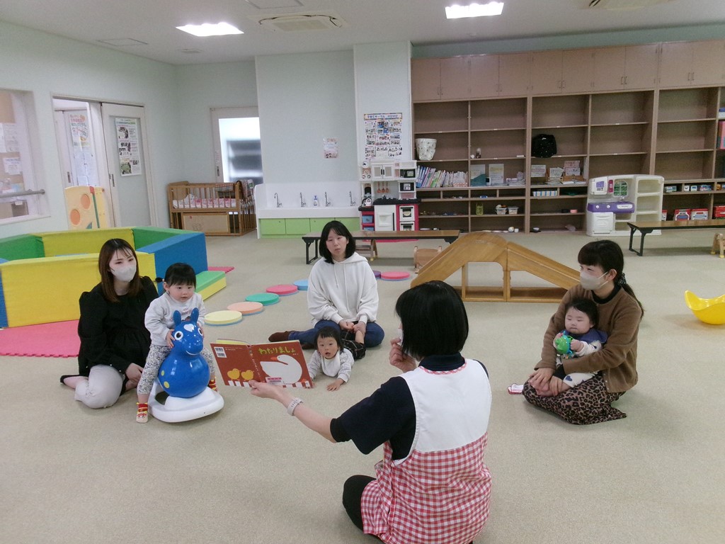 4月のうたとおはなしの広場に参加する親子の様子