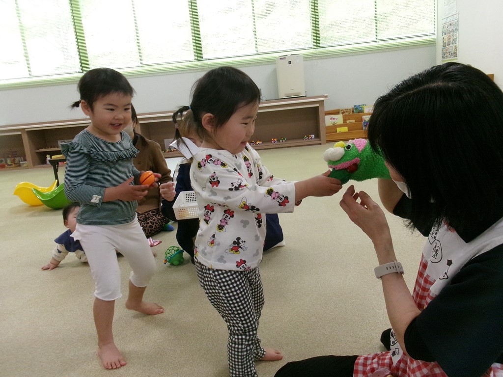 4月のうたとおはなしの広場で保育士と交流する子どもの様子