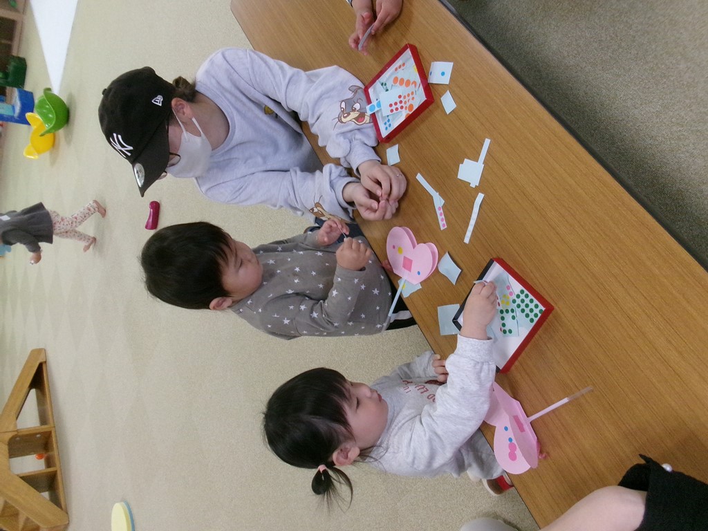 4月のうたとおはなしの広場で蝶の工作をする親子の様子