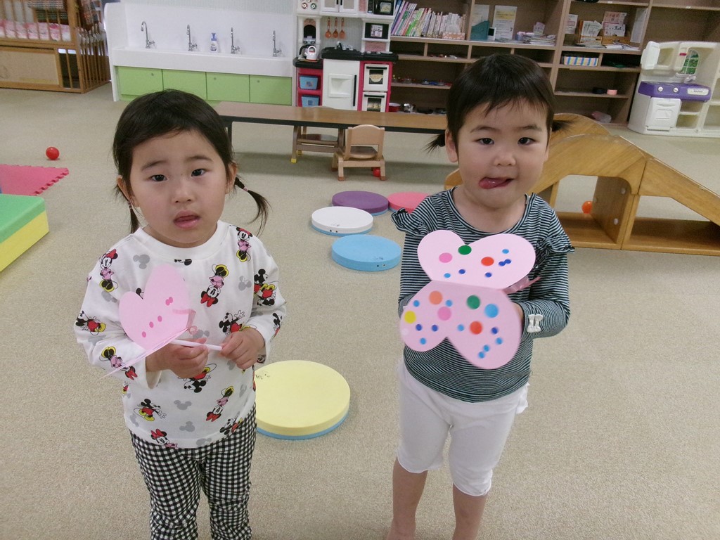 4月のうたとおはなしの広場で作った工作を見せる子どもたちの様子