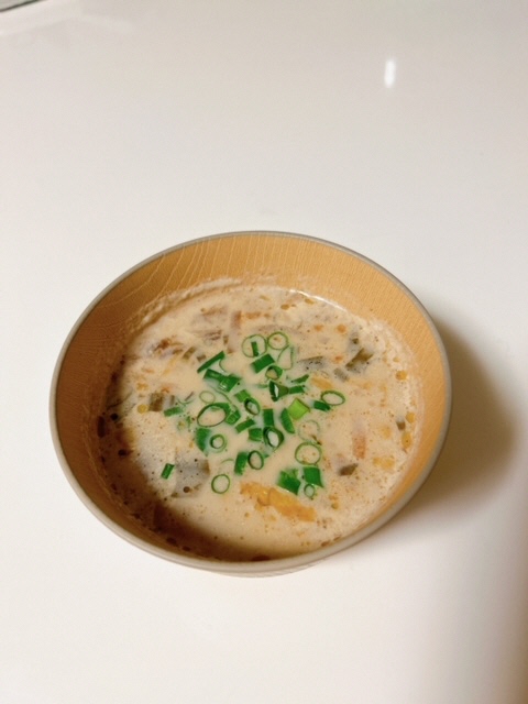 野菜の入った汁物がお椀によそわれている写真