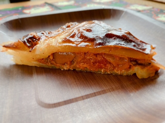 一切れサイズにカットされたパイの写真