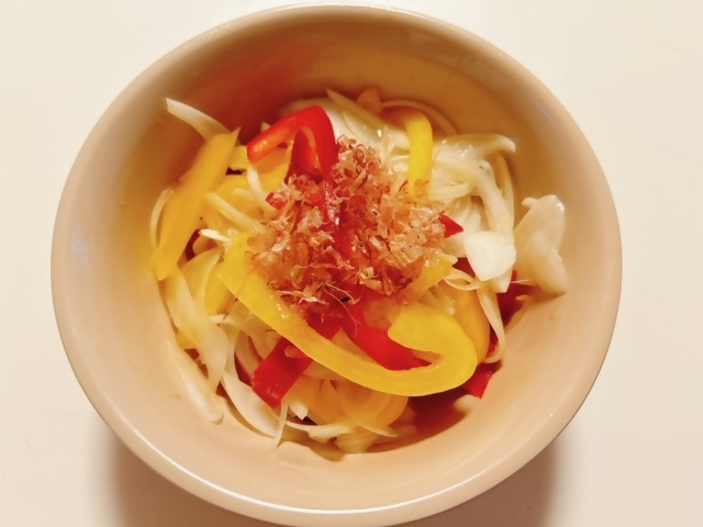 パプリカとたまねぎの和え物が皿に盛られている写真