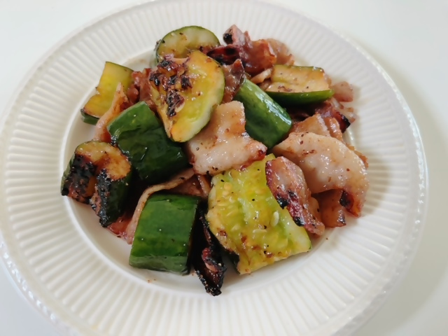 肉ときゅうりの炒め物が盛られた皿の写真