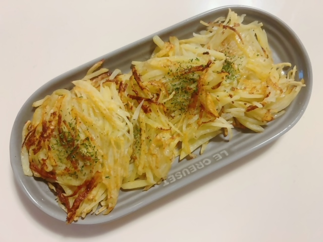 細切りのじゃがいもを使用した焼き料理が皿に盛りつけられている写真