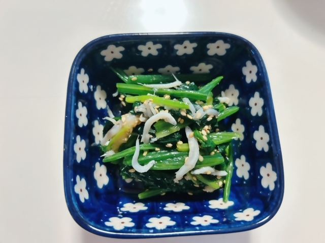 しらすとほうれん草の和え物が盛られた皿の写真