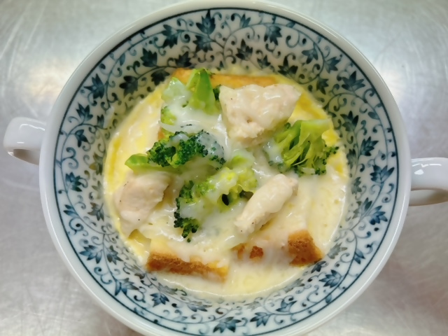 肉・ブロッコリー・パンを使ったグラタンが皿に盛られている写真