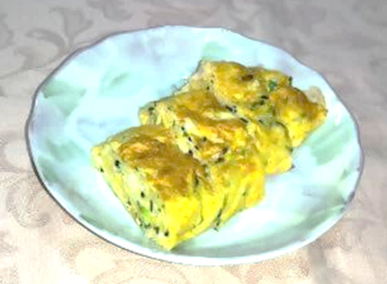 具入りの卵焼きが盛られた小皿の写真