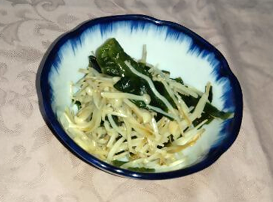 えのき・わかめの炒め物が盛られた小鉢の写真