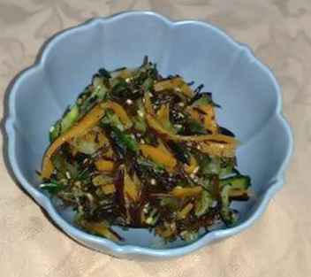 ひじき・にんじん・きゅうりの和え物が盛られた小鉢の写真