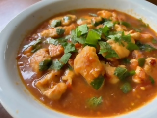 トマトと肉の和え物が盛られている皿の写真