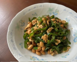 ピーマン・肉・大豆の炒め物が盛られた皿の写真