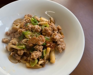 肉ときのこの炒め物が盛られた皿の写真