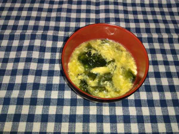 わかめとたまごのスープがお椀に注がれている写真