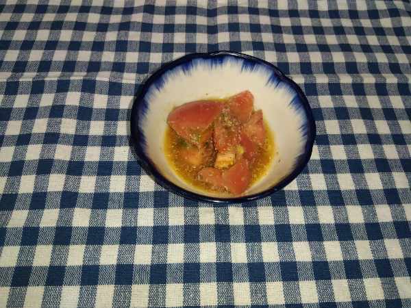 トマトの和え物が盛られた皿の写真