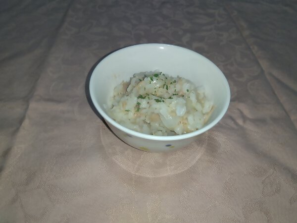 具の入ったご飯が盛られた皿の写真