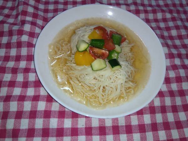 野菜の乗ったそうめんが盛られた皿の写真