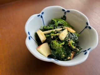 小鉢に盛られたほうれん草とりんごの和え物の写真