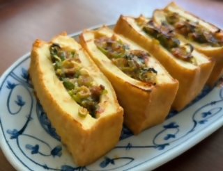 厚揚げに具が挟まれた焼き物の写真