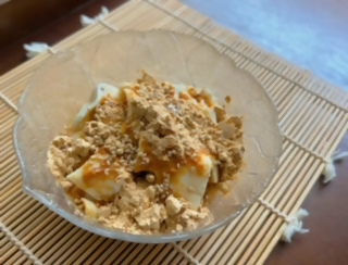 豆腐にきな粉がかかった小鉢の写真