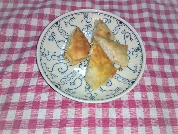 斜めに切られた春巻きが乗った皿の写真