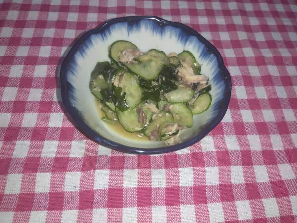 きゅうりの和え物が盛られた皿の写真