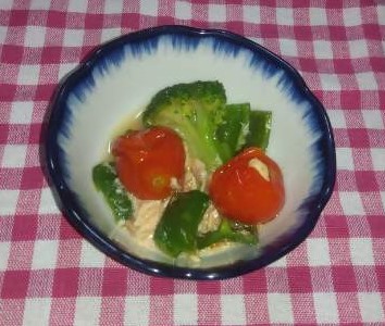 ブロッコリーとトマトのサラダが盛られた皿の写真