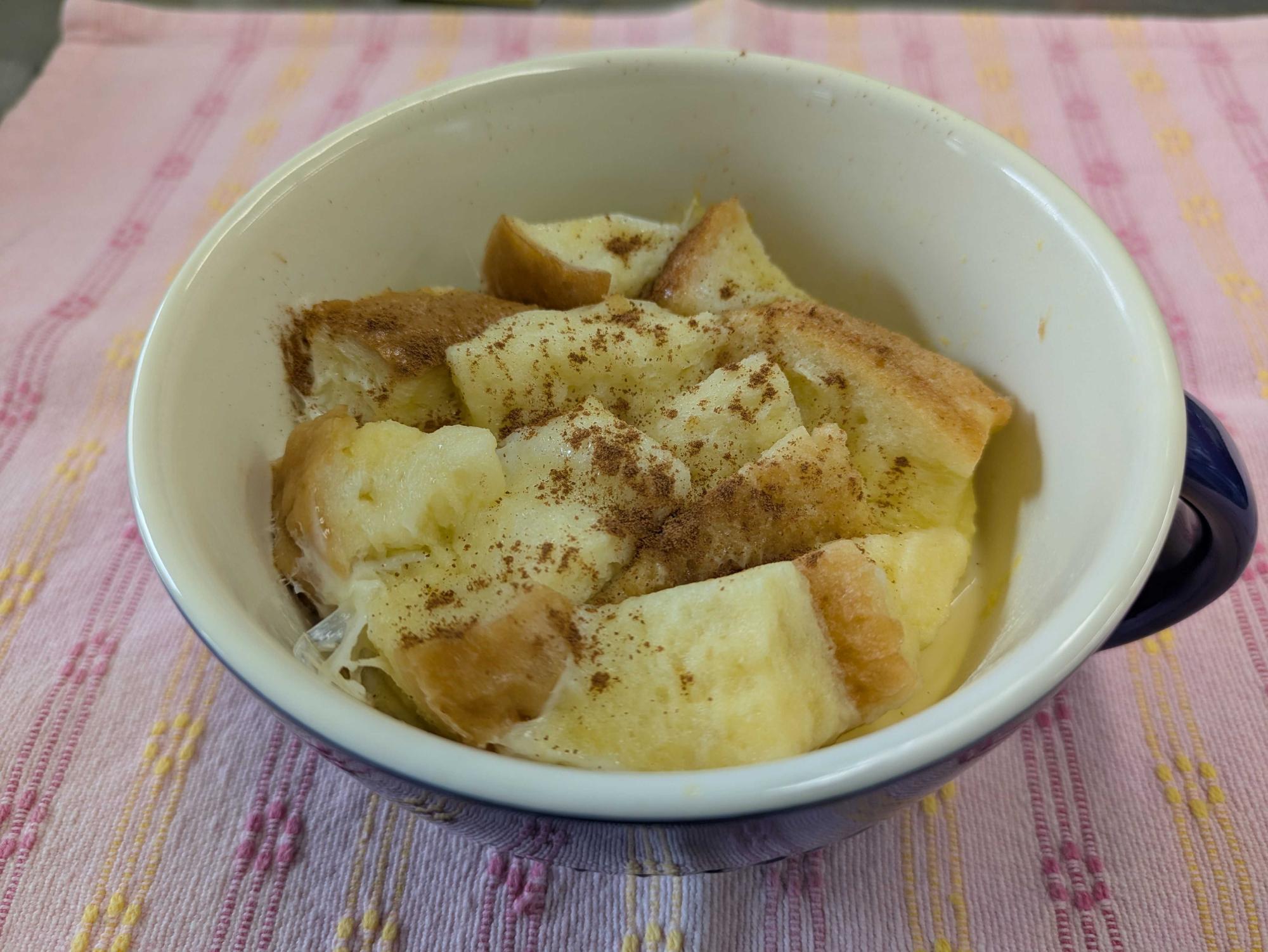 カップにパウダーがかかったフレンチトーストが入っている写真