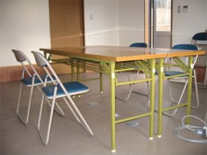 机と椅子が置いてある管理等の内部の写真