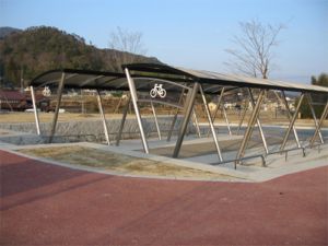 屋根付きの自転車用の駐輪場の写真