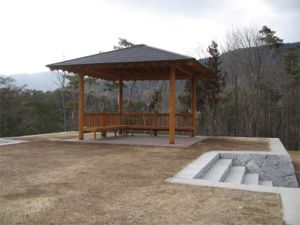 階段と東屋がある展望広場の写真