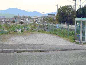 道路沿いに設置された呉地公園の駐車場の写真