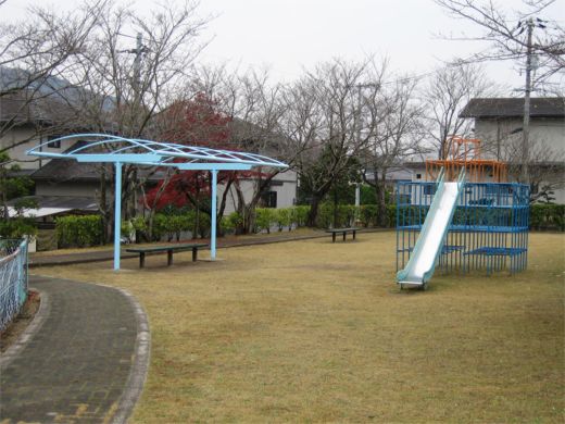 神田公園の滑り台のつきジャングルジムとベンチの写真