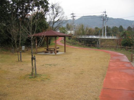 遊歩道の通るそばにある石神緑地の東屋の写真