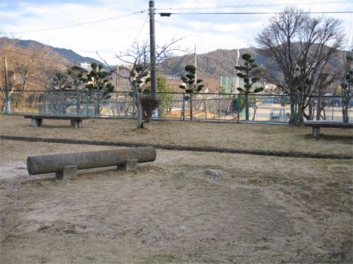 貴船公園の円い土のスペースの脇にあるコンクリートベンチの写真