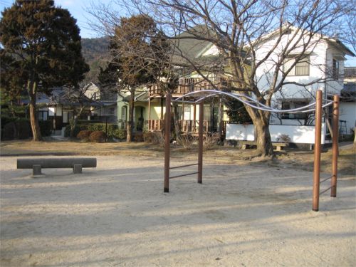 柿迫公園の波のような形のうんていとベンチの写真