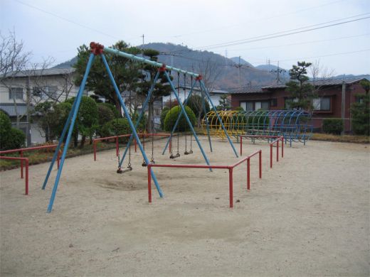 柿迫公園のブランコとリングトンネルの写真