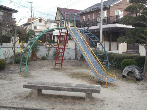 滑り台とベンチ、タイヤのある東山公園の写真