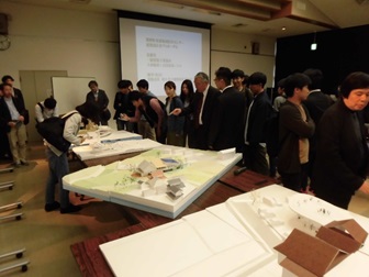 東部地域防災センター（仮称）の立体の模型が並べられている写真